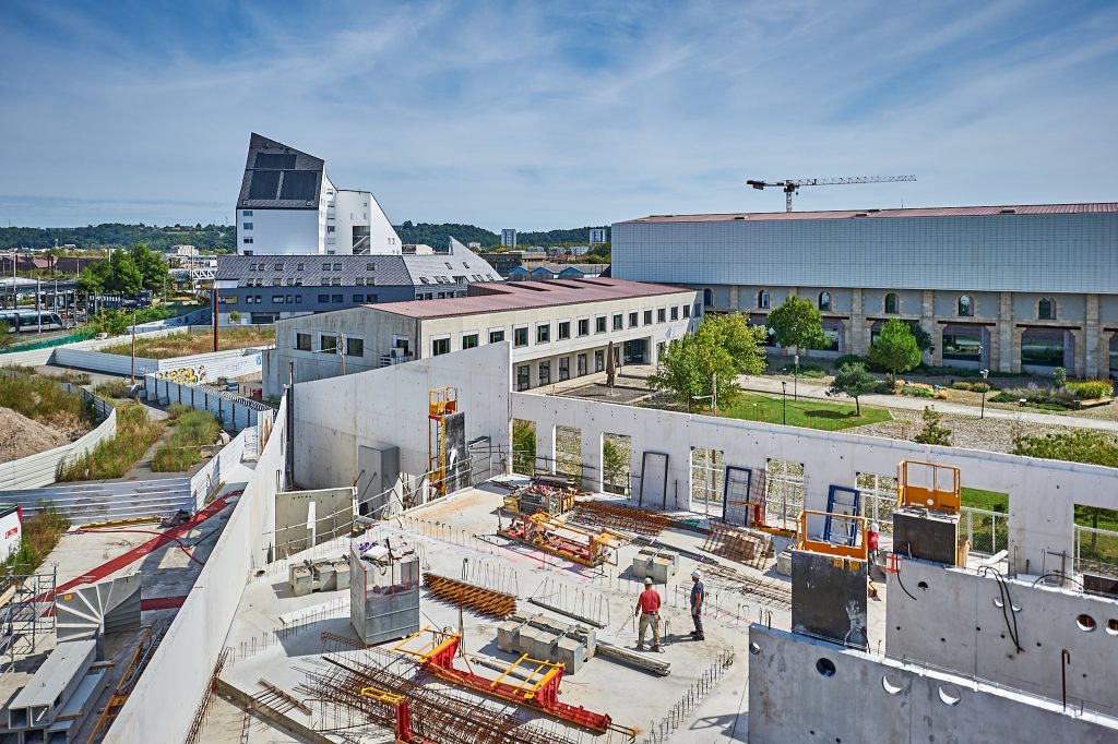 A+Architecture construit une école & des logements étudiants à Bastide Niel